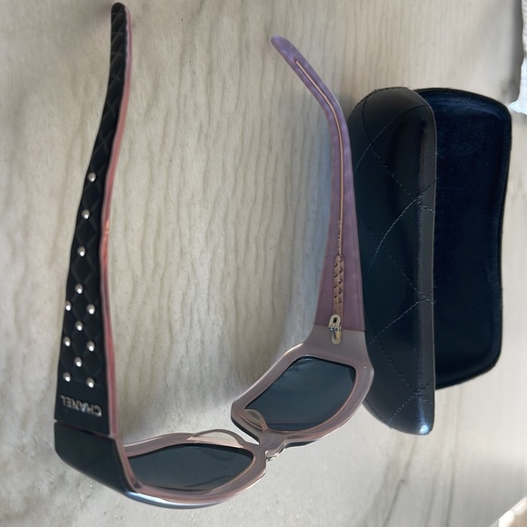 Chanel sunglasses with Chanel case. Perfect condition. Authentic. Photos shown - Picture 3 of 6